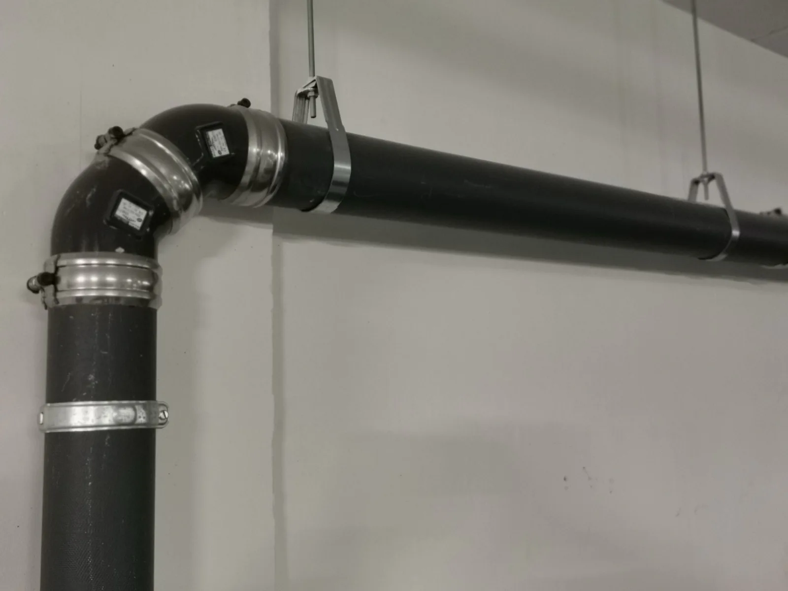 Colliers de suspension CELT 401 supportant une canalisation en fonte sous plafond