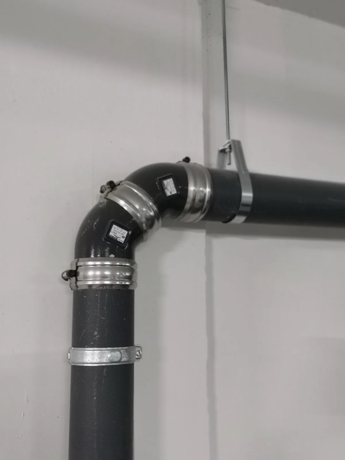 Collier de suspension 401 sur canalisation fonte, accroché sur tige filetée