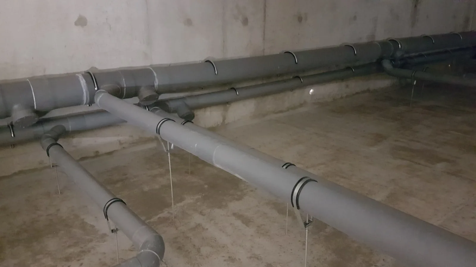 Colliers 421 isophoniques supportant un réseau PVC sous dalle