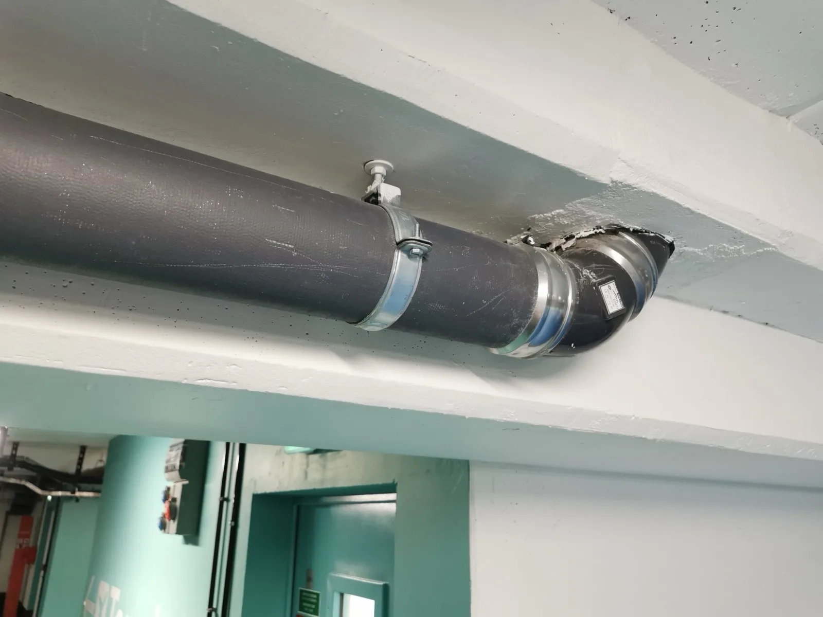 Collier de descente sur une canalisation d'évacuation en fonte SME