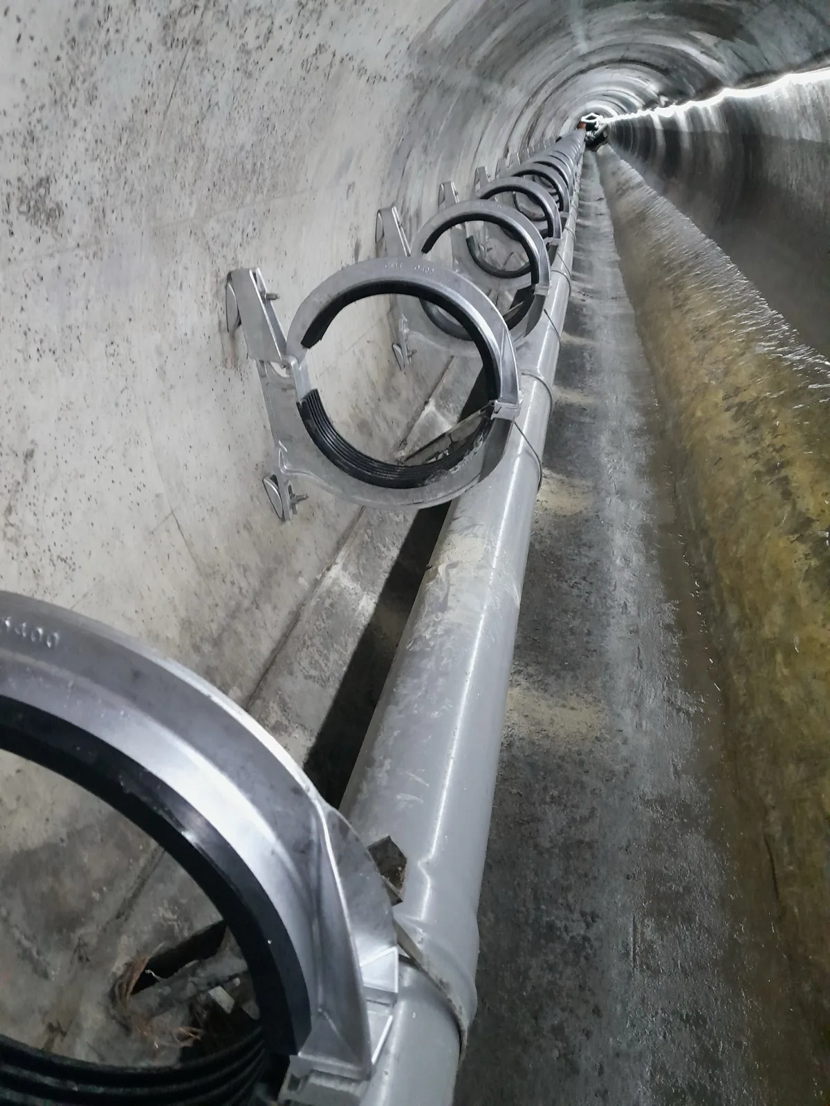 Supports et étriers 201/301 en galerie technique sur canalisation diamètre 400