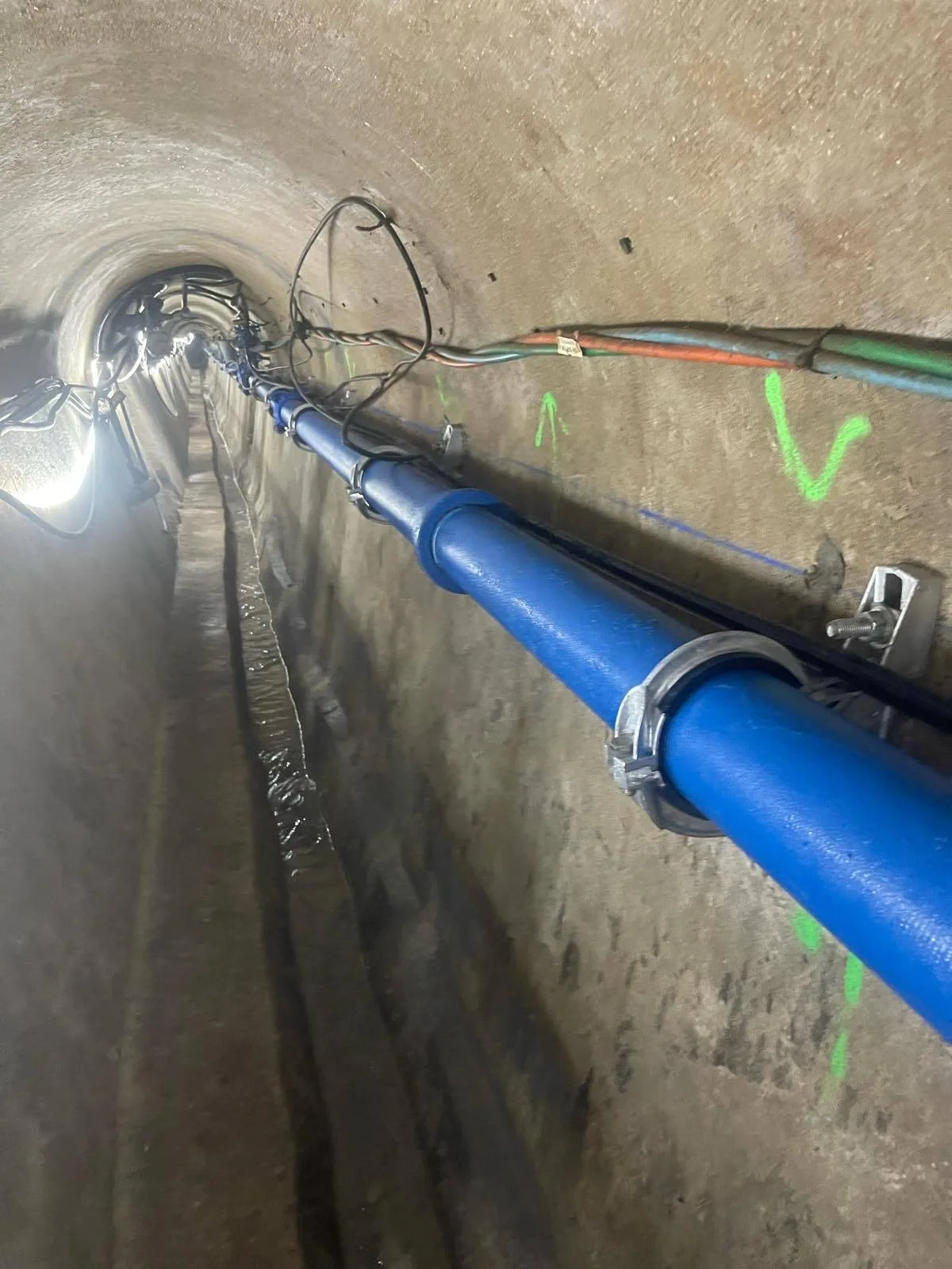 Canalisation sous pression supportée en galerie souterraine par des supports 201/301