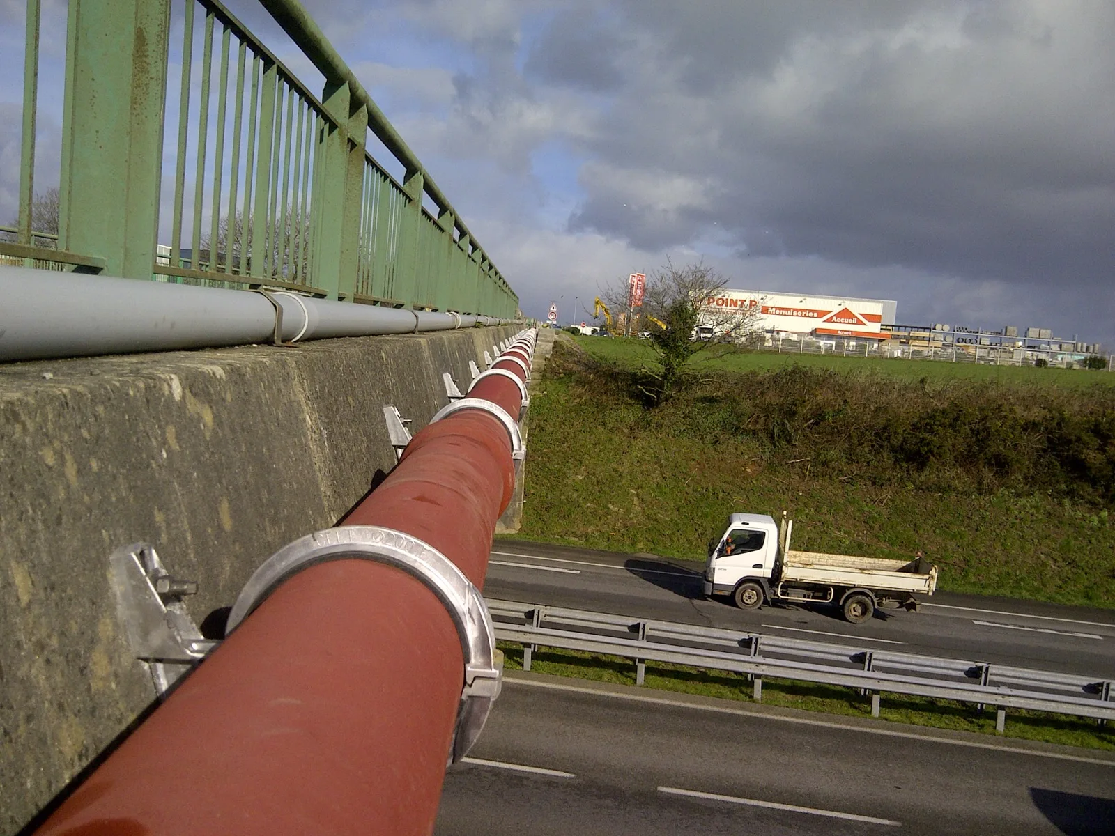 Canalisation posée en encorbellement le long d'un ouvrage avec supports 201/301
