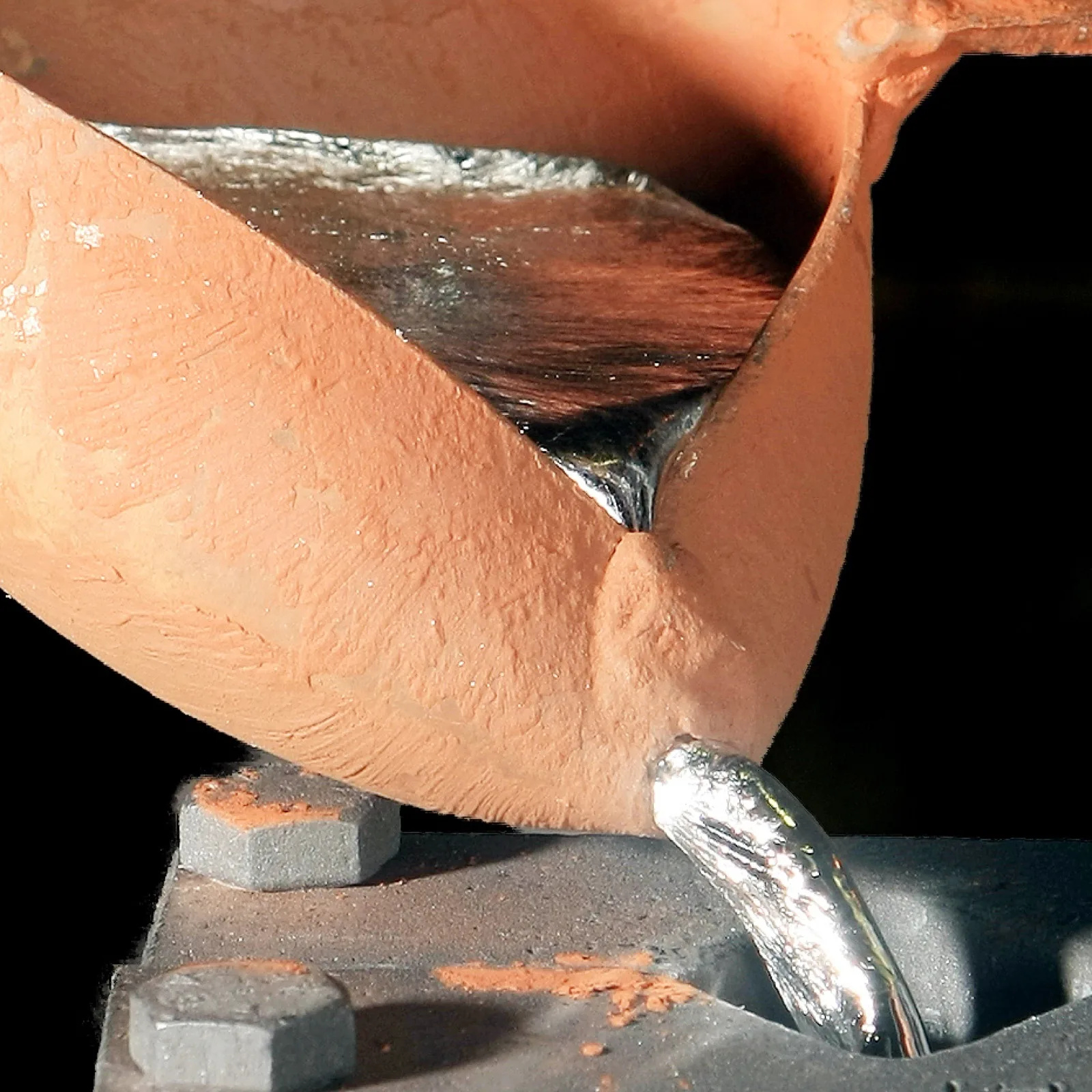 Coulée d'aluminium en fusion dans la fonderie Celt Supportage