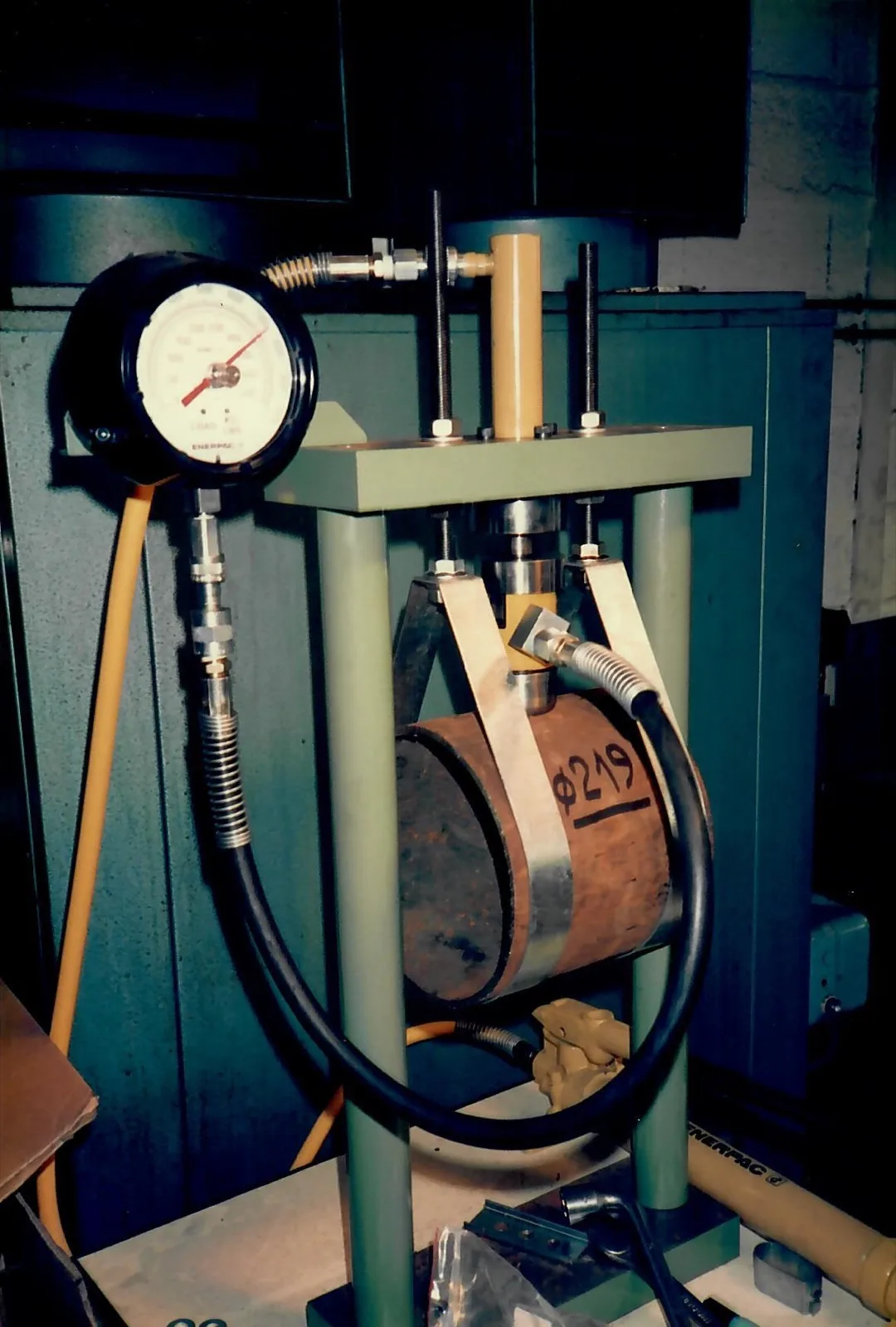 Banc d'essai de pression Celt Supportage, photo d'archive avec tube marqué Ø219
