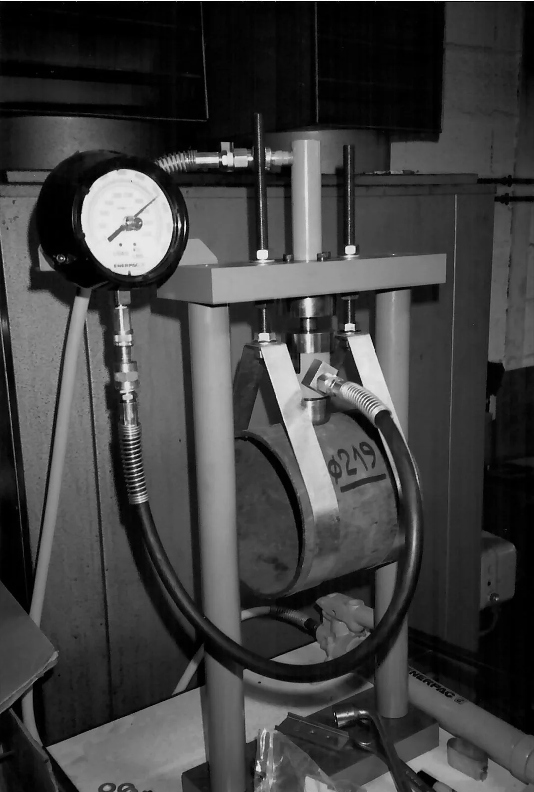 Photo d'archive en noir et blanc, banc d'essai de pression d'époque sur un tube de 219 mm de diamètre