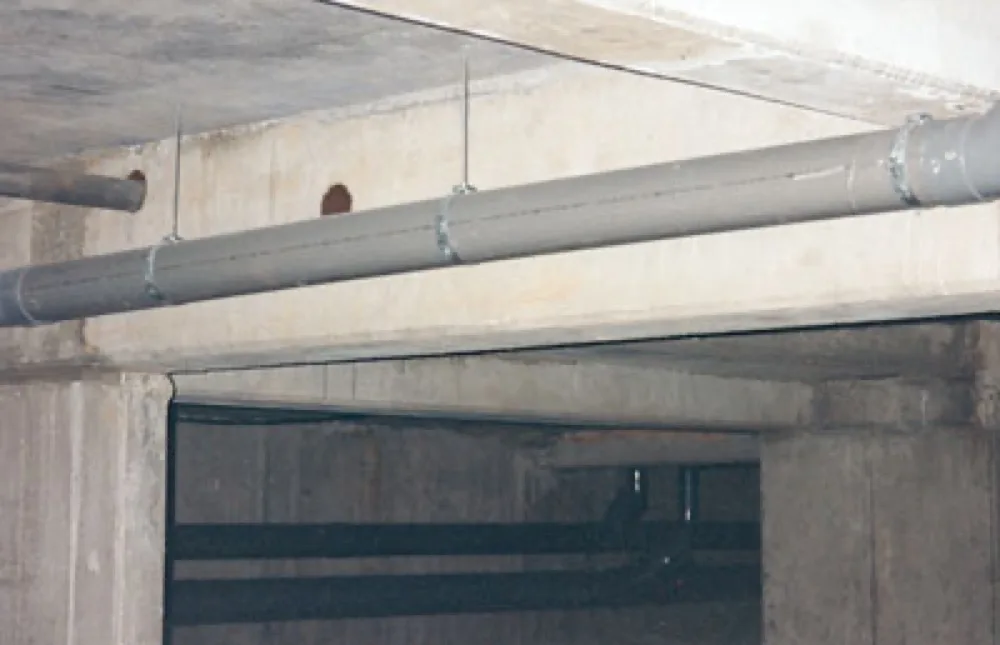 Canalisation maintenue par supports Celt sur paroi courbe de collecteur
