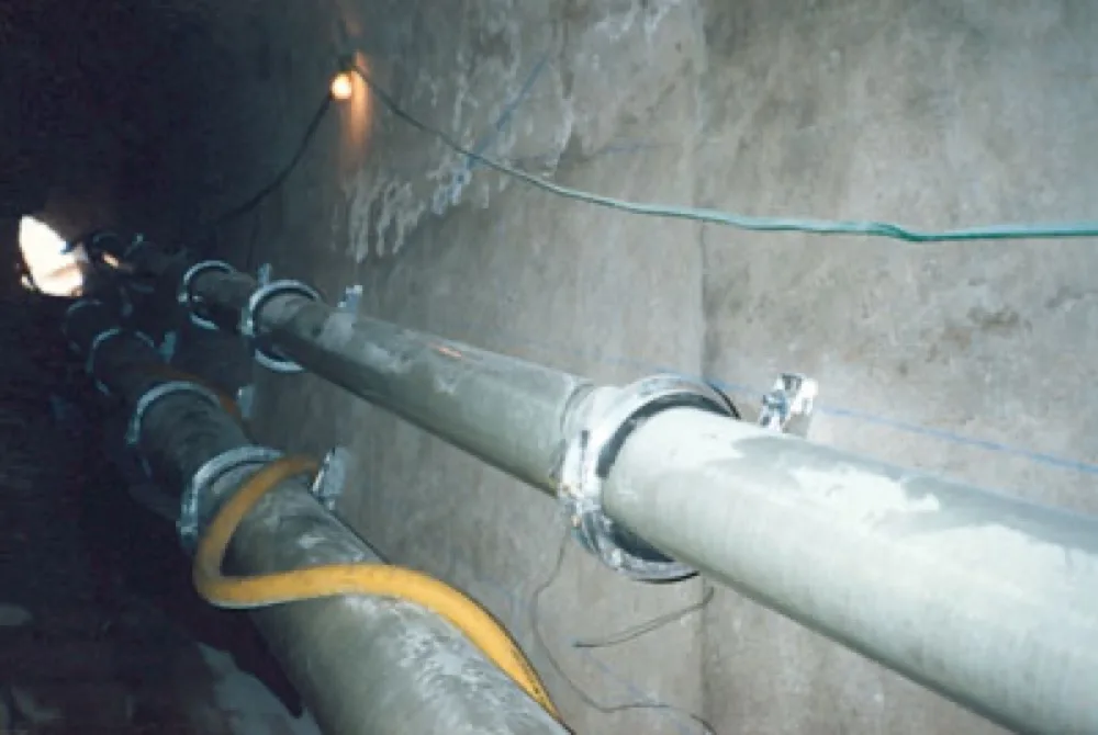 Réseau de canalisations fixé par supports Celt dans un tunnel