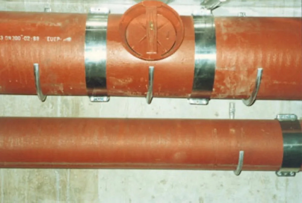 Canalisation supportée par colliers Celt en collecteur souterrain