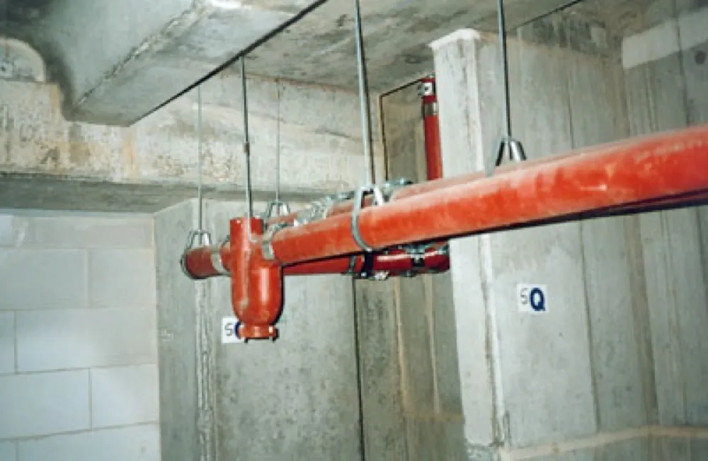 Canalisation supportée par colliers Celt dans un ouvrage souterrain