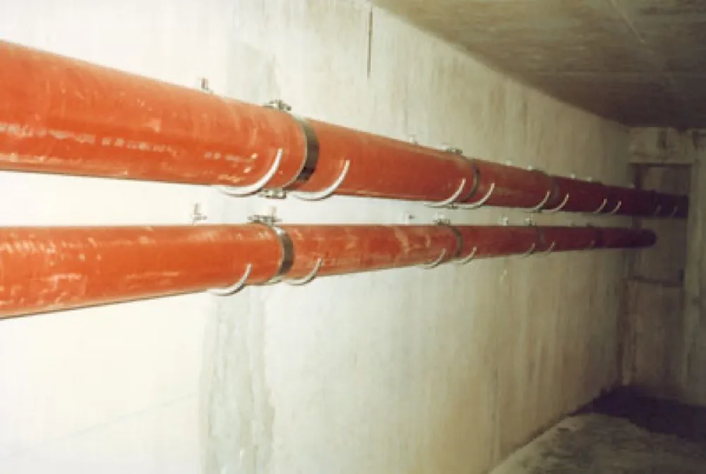 Canalisations supportées le long d'une paroi de tunnel par supports Celt