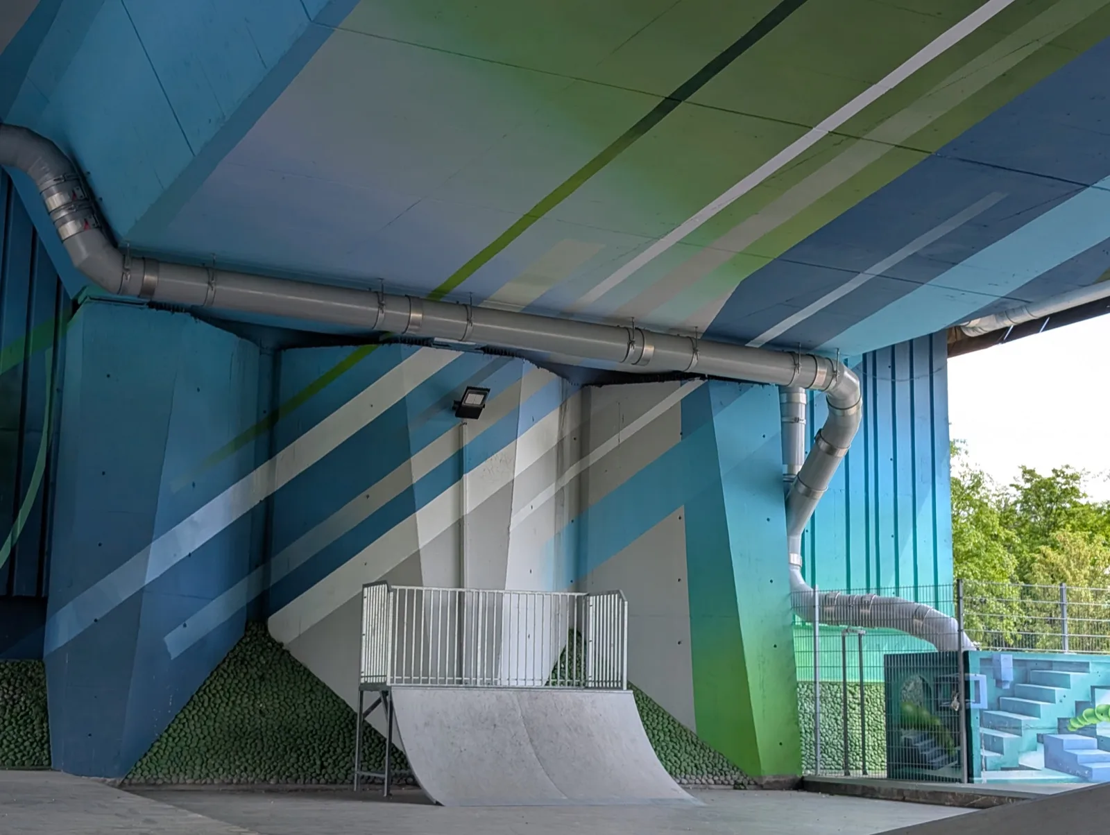 Canalisation supportée en sous-face d'un ouvrage d'art peint