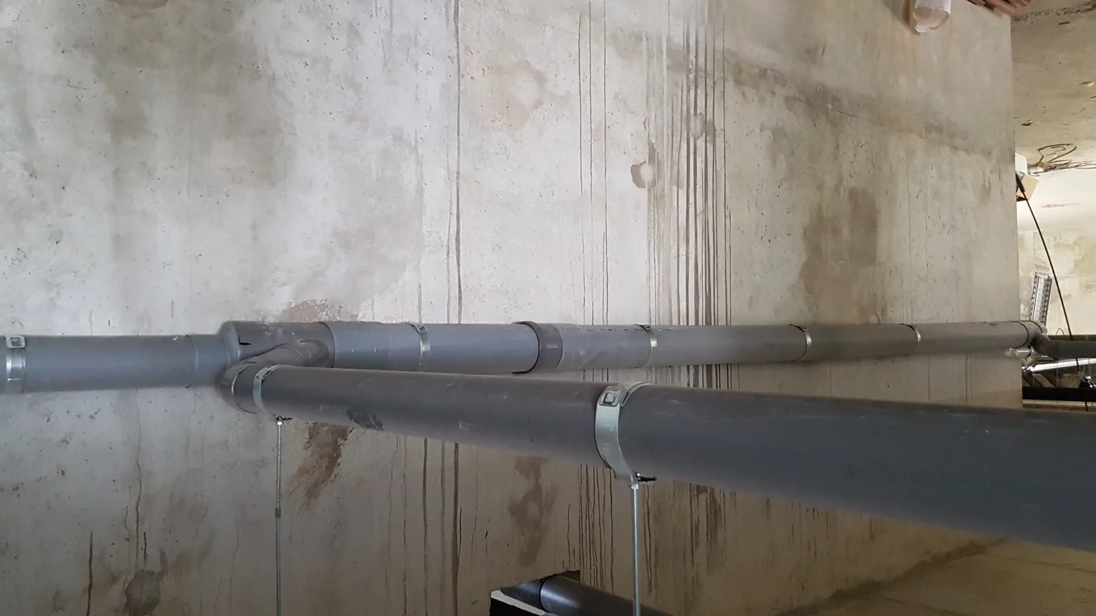 Colliers TOPCELT installés sous plafond sur une canalisation PVC