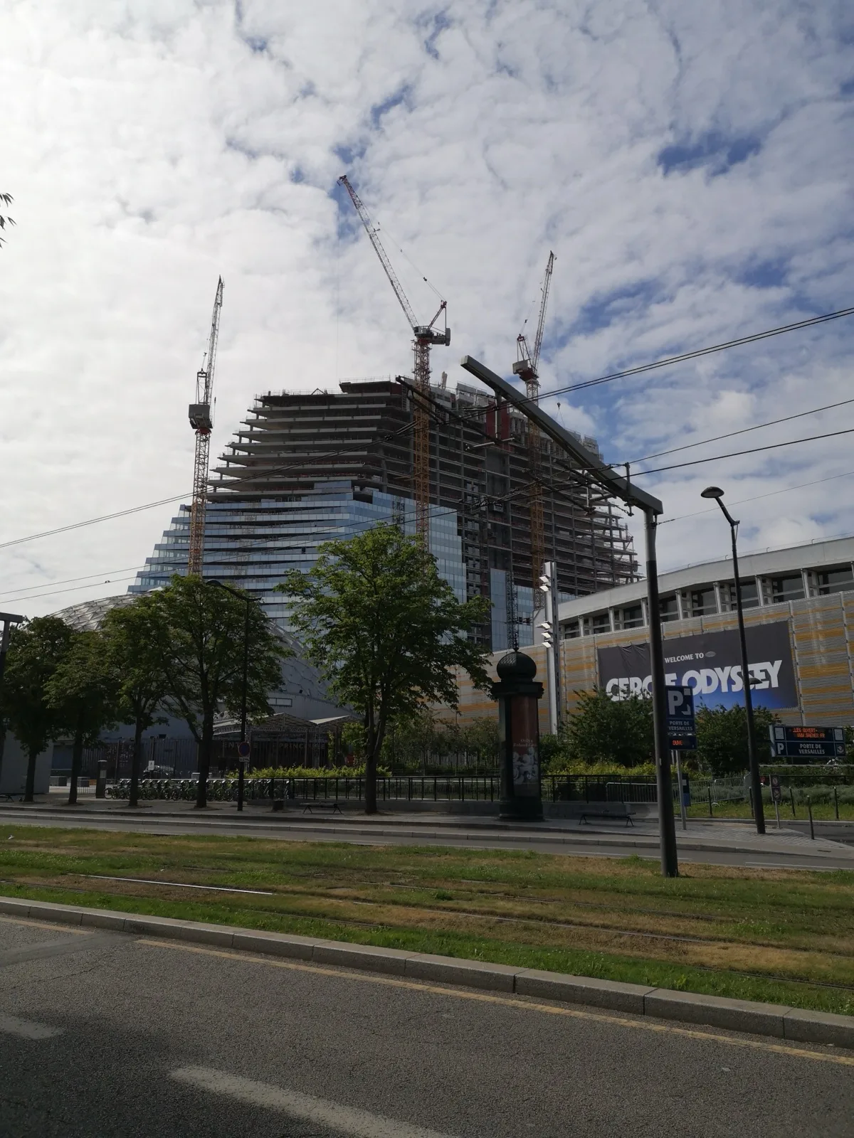 Réseau d'évacuation en fonte supporté par des colliers Celt, chantier de la Tour Triangle