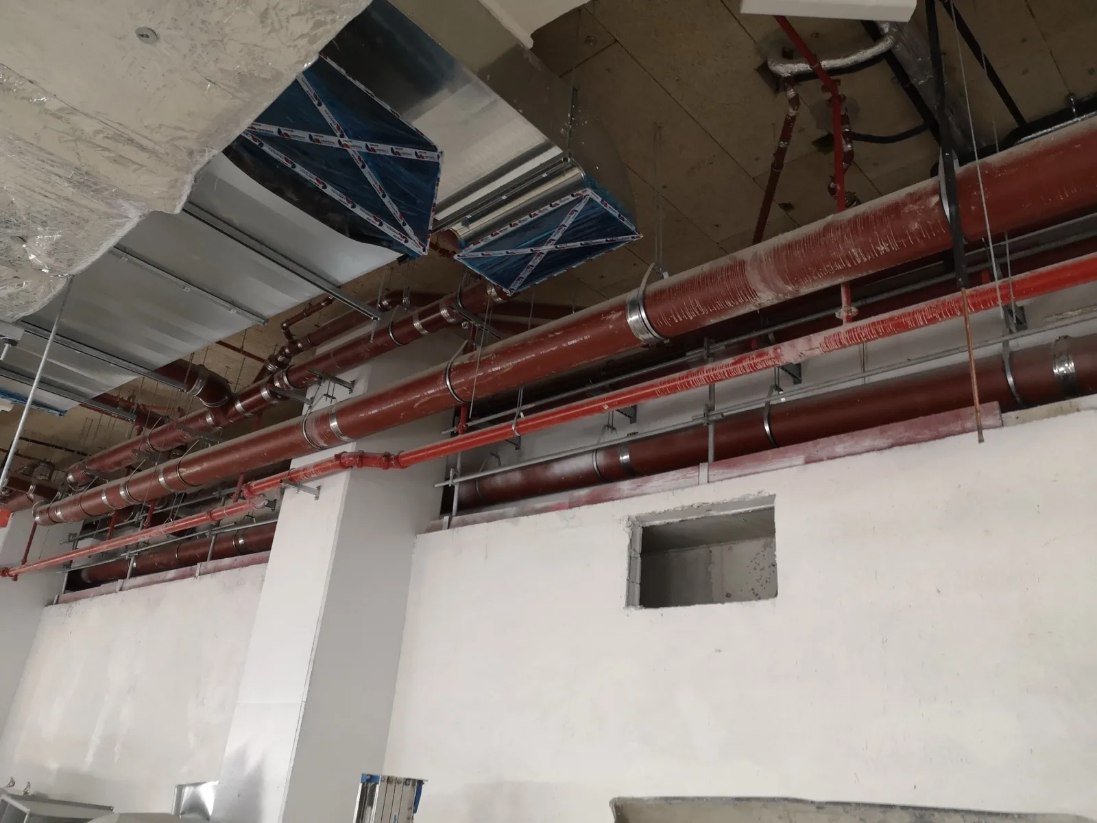Supportage de canalisations sur le chantier de la Tour Triangle