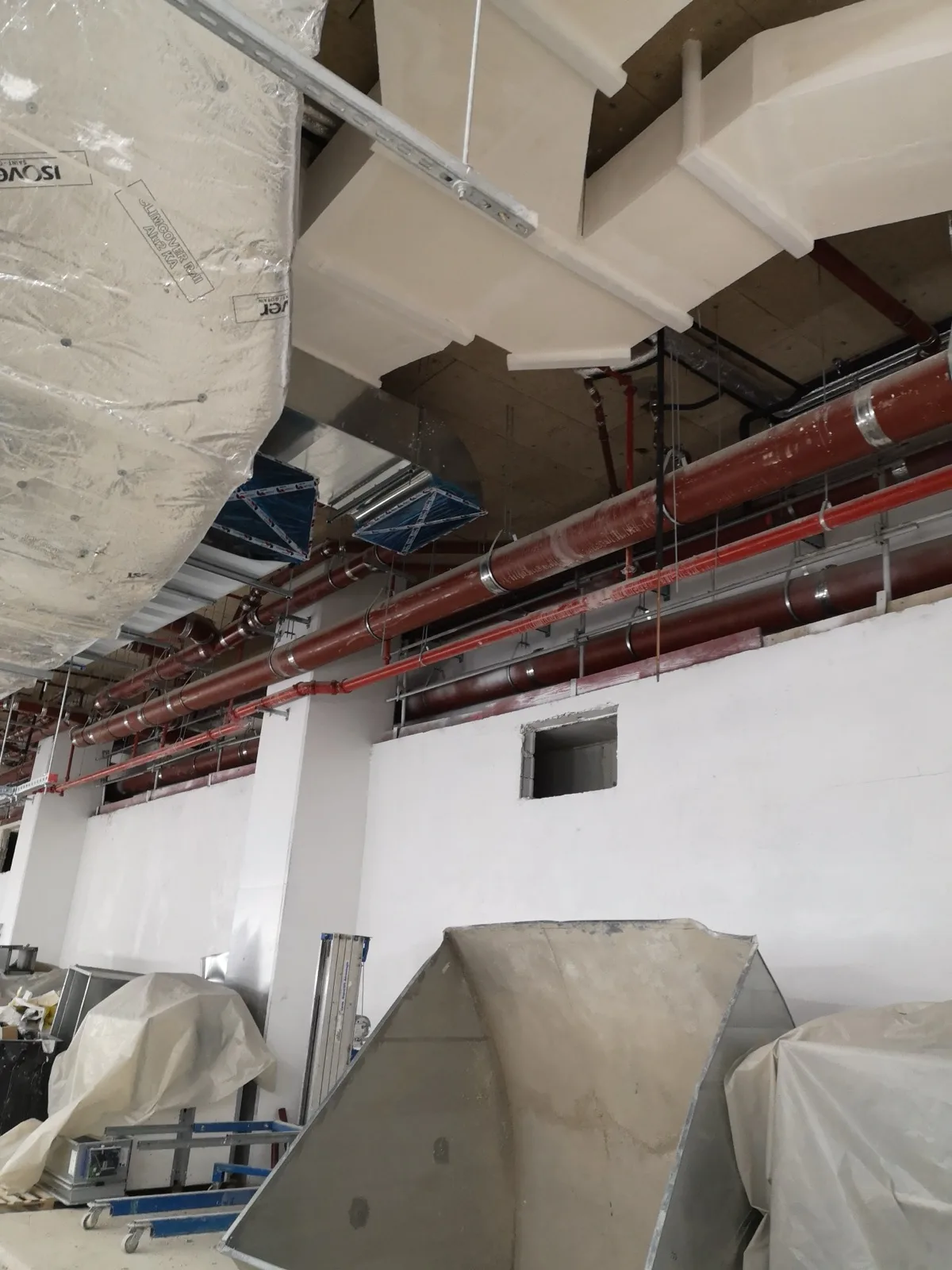 Colliers de suspension sur le réseau d'évacuation, chantier de la Tour Triangle