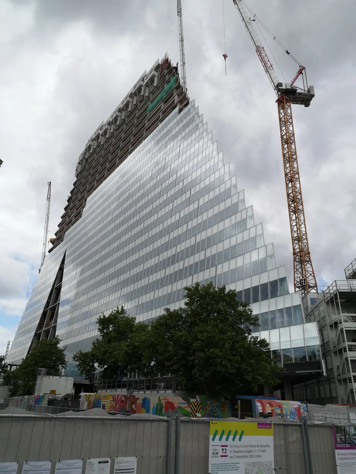 Vue du chantier de la Tour Triangle, canalisations en fonte équipées de colliers de suspension